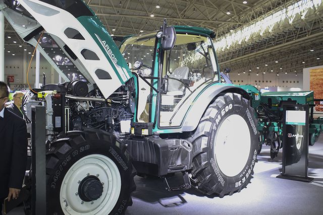 当农用拖拉机用上宝马的配置感觉完全不一样了农民说好舒心