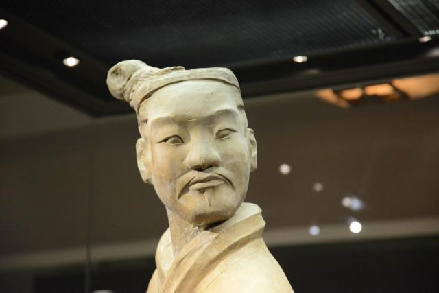 而老杨"一镢头挖出兵马俑"的那个井,原址保存在了如今的兵