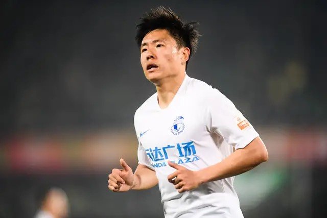 据记者苗原透露郑龙和姜宁两名青岛籍的球员无缘回归,这主要的原因就