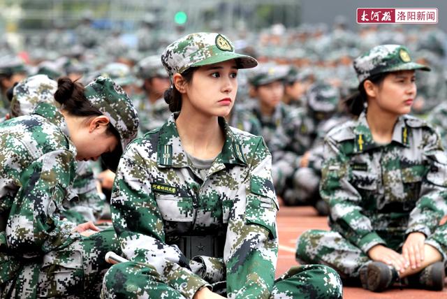 20岁洛阳高颜值大一女生走红网络,网友:军训女神 ~|军训|洛阳|大一_新