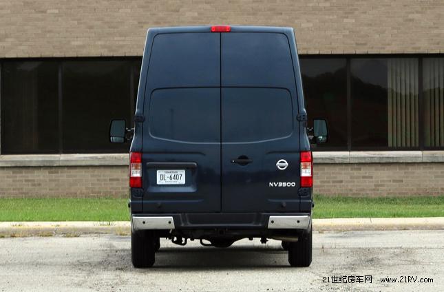 外观方面,从颜值来看这款日产高顶 nv3500 的外形算不上美观,至少我们