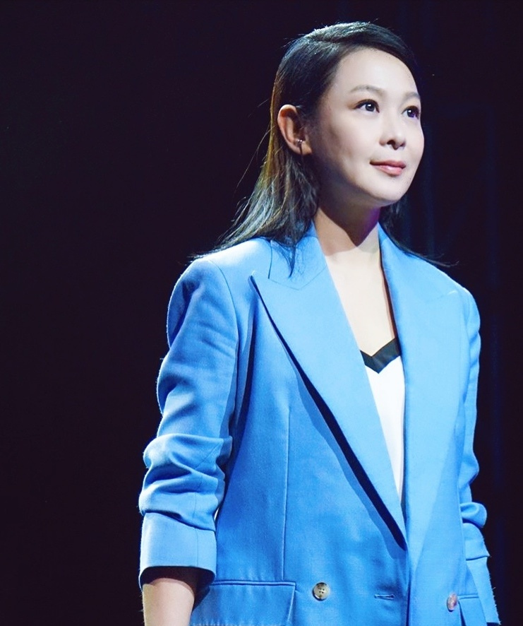 49岁刘若英真不一样了,只是剪款短发至少减龄15岁,未修图更惊艳