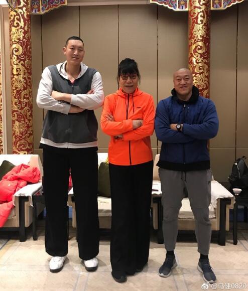 马健晒和郑海霞,孙明明合照,身高2米的马健自嘲只能打1号位