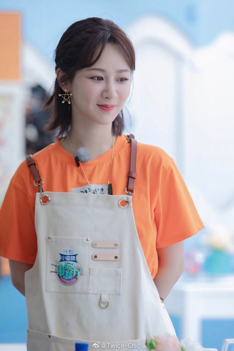 杨紫今晚中餐厅穿搭造型,亮橘色t恤与格子半裙