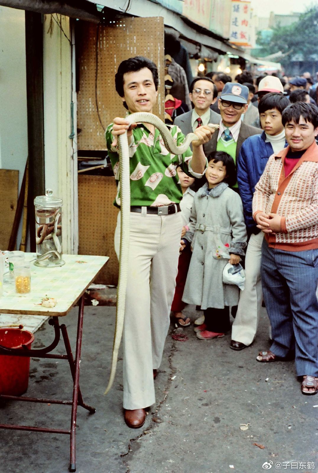 1978年的台北街头,人潮拥挤.花衬衫,喇叭裤,大波浪正流行