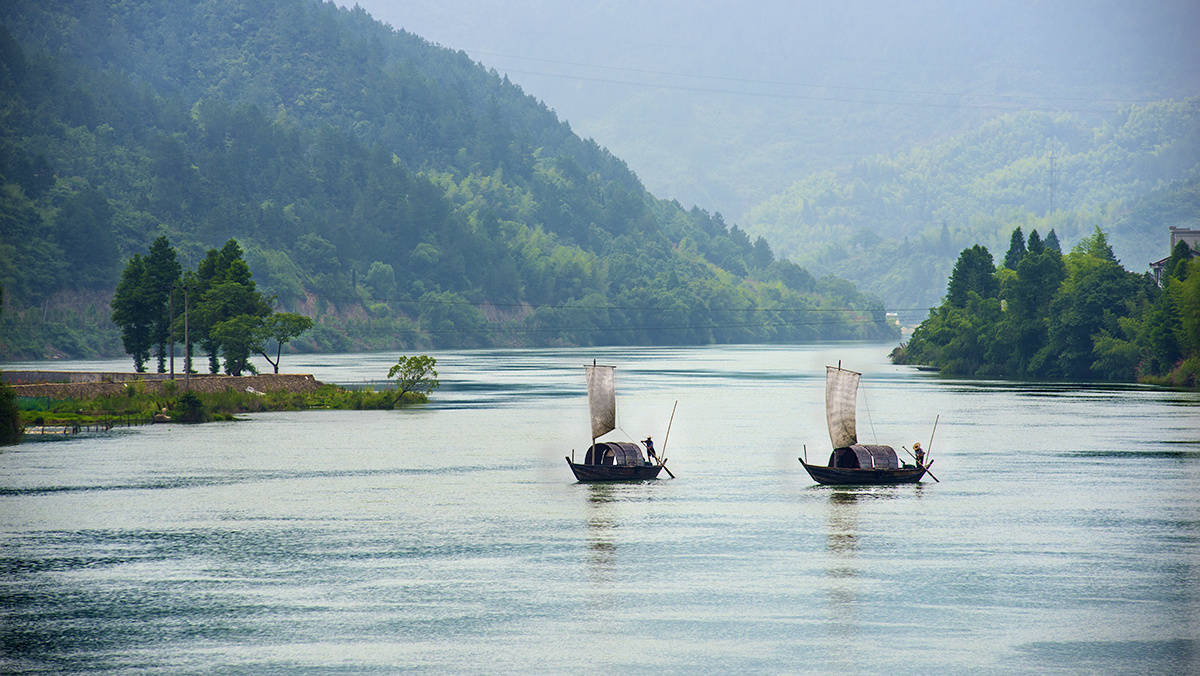 晴空一鸟渡,万里秋江碧