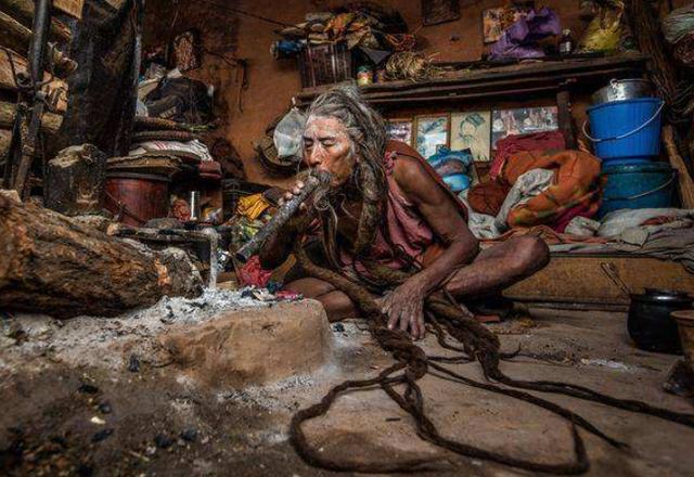 但是真的把苦行这两个字发挥到极致的还是要说印度的苦行僧