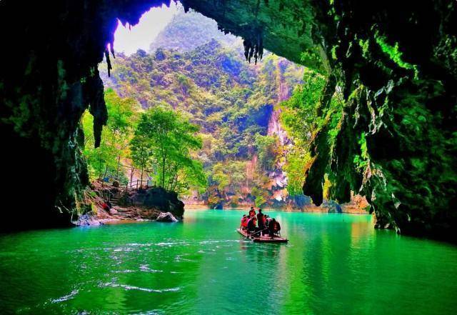 广西河池市凤山县三门海世界唯一"水中天坑"悬浮仙境美到词穷