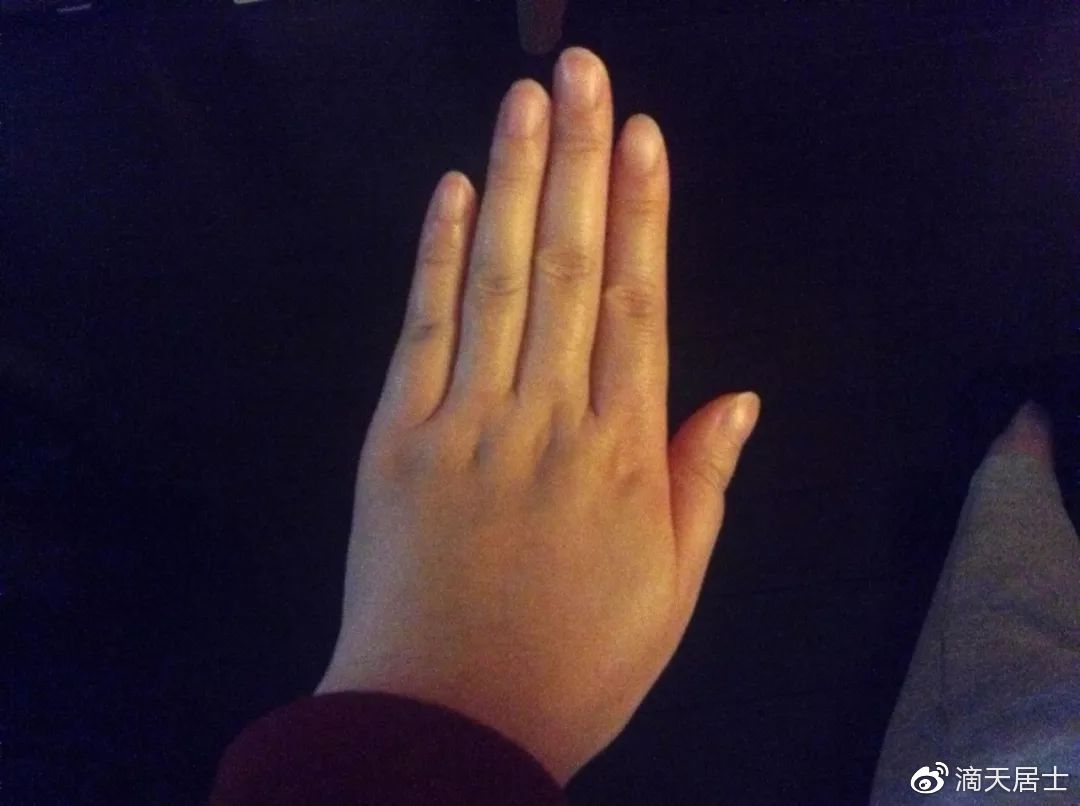 相反如果手中五指并拢之后依然有着明显的指缝,那么说明其人很难守住