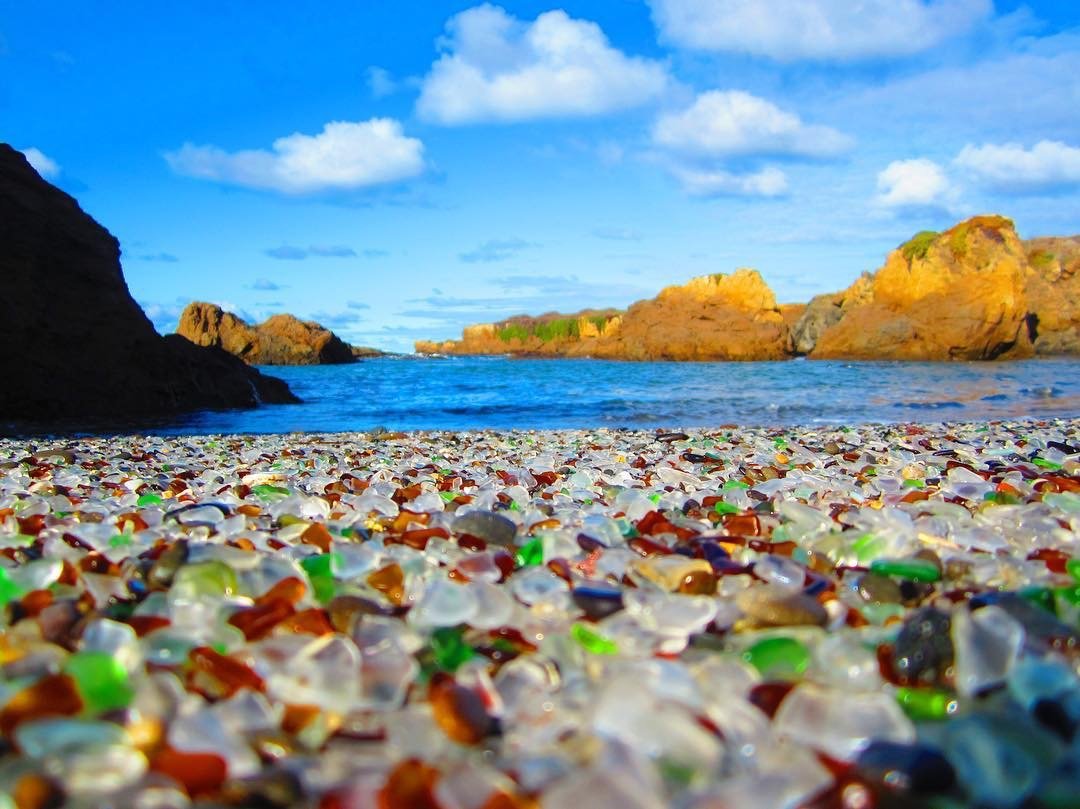 美国加州布拉格堡的五彩玻璃海滩