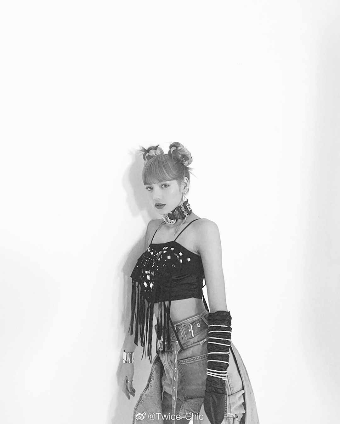 lisa新造型奶奶灰混色哪吒头流苏短上衣搭宽大仔裤