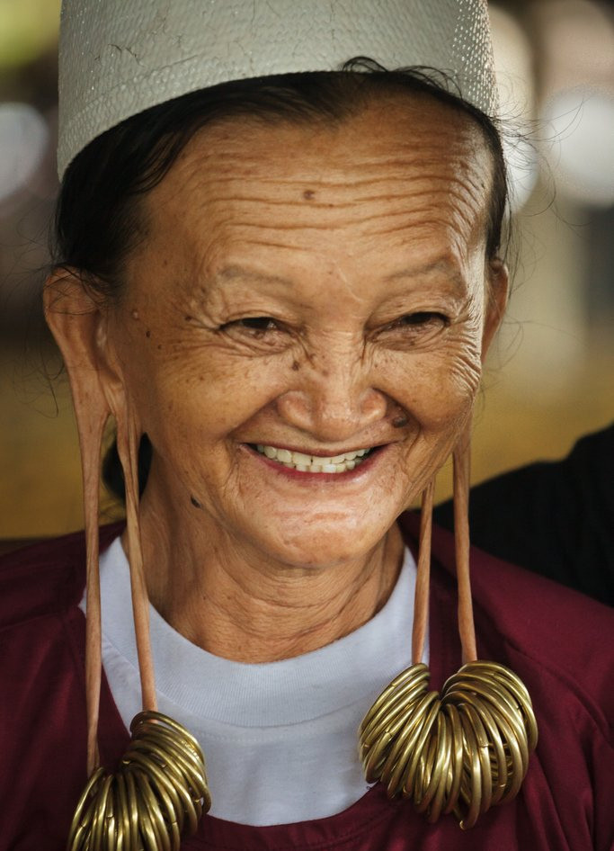 实拍印尼土著妇女戴超重耳环,耳垂拉至肩膀,并以此为美