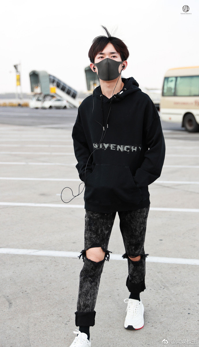 易烊千玺身穿黑色卫衣 破洞裤,今日北京出发上海