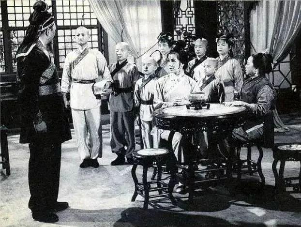 出身豪门，曾提携成龙，帮扶林正英，如今68岁成被时代遗弃的老人