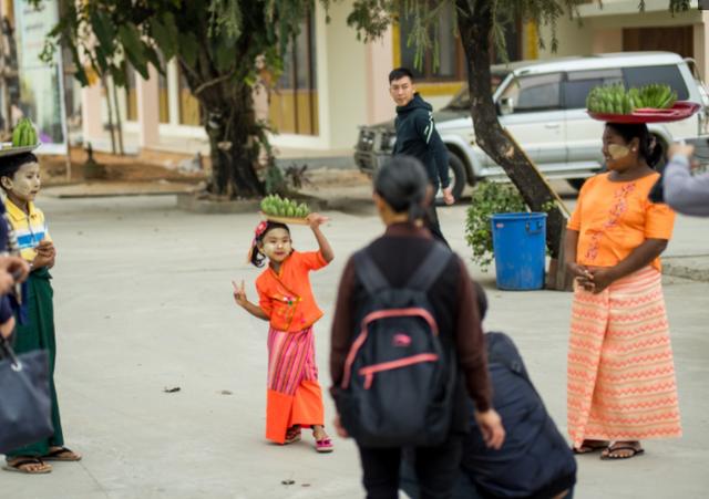 边境地区的缅甸人怎样赚钱?与中国游客合照1人收3元,样子真心酸