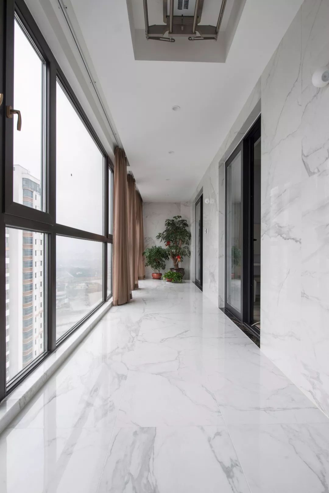 潮气也是会影响阳台墙面地面的,返潮,发霉这类情况很常见,阳台贴瓷砖