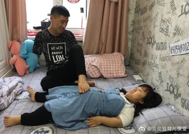 这位袖珍女孩和无臂男孩结婚后没多久,有了属于两人爱情的结晶