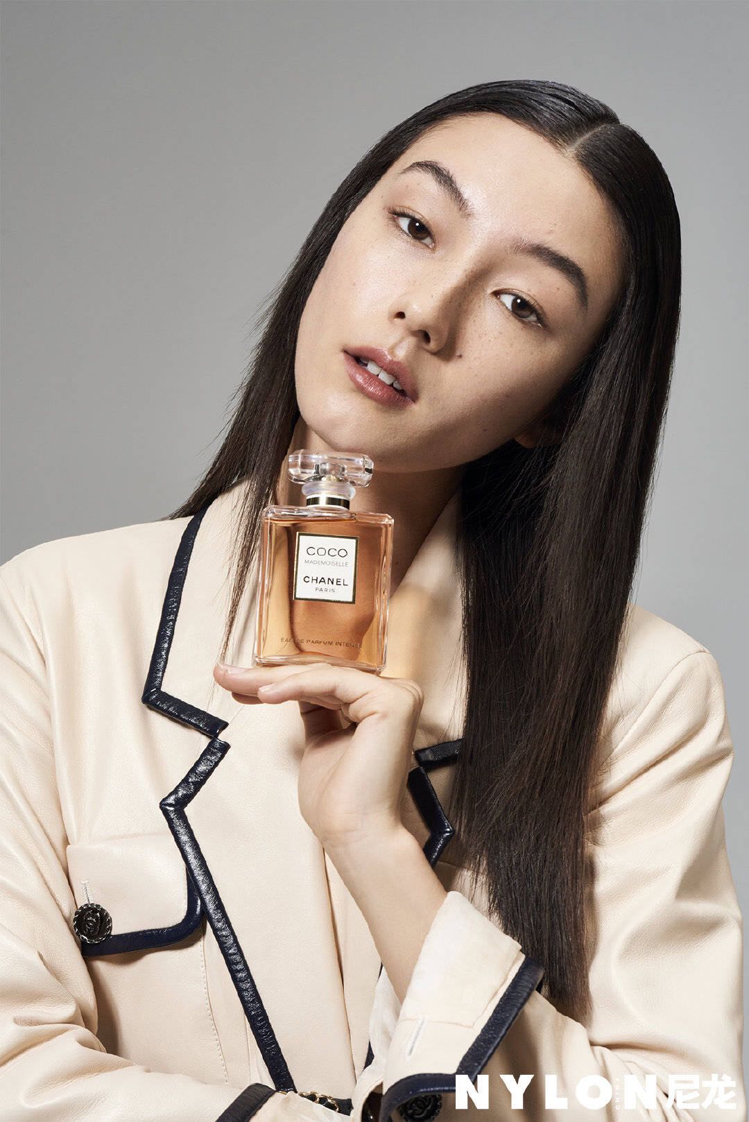 刘承羽 for 《尼龙Nylon》四月刊 | 英气又凌厉的她演绎起Chanel增加_新浪新闻