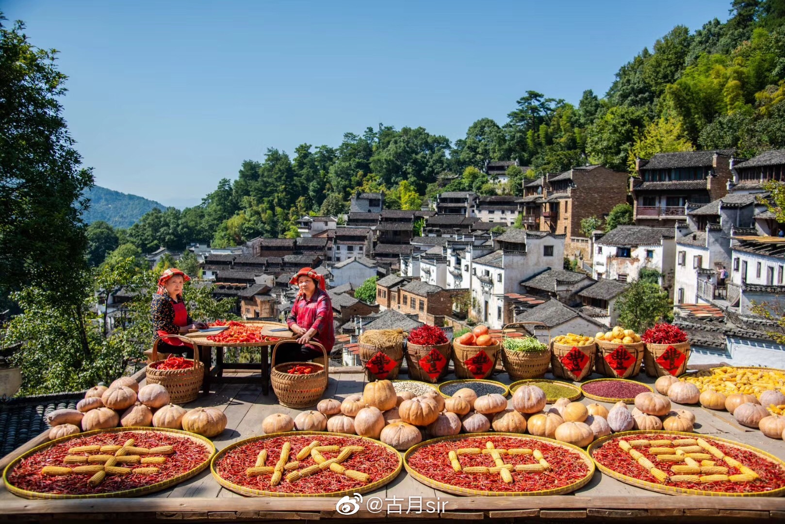 又到一年晒秋时,篁岭人家开启新一轮晒秋模式