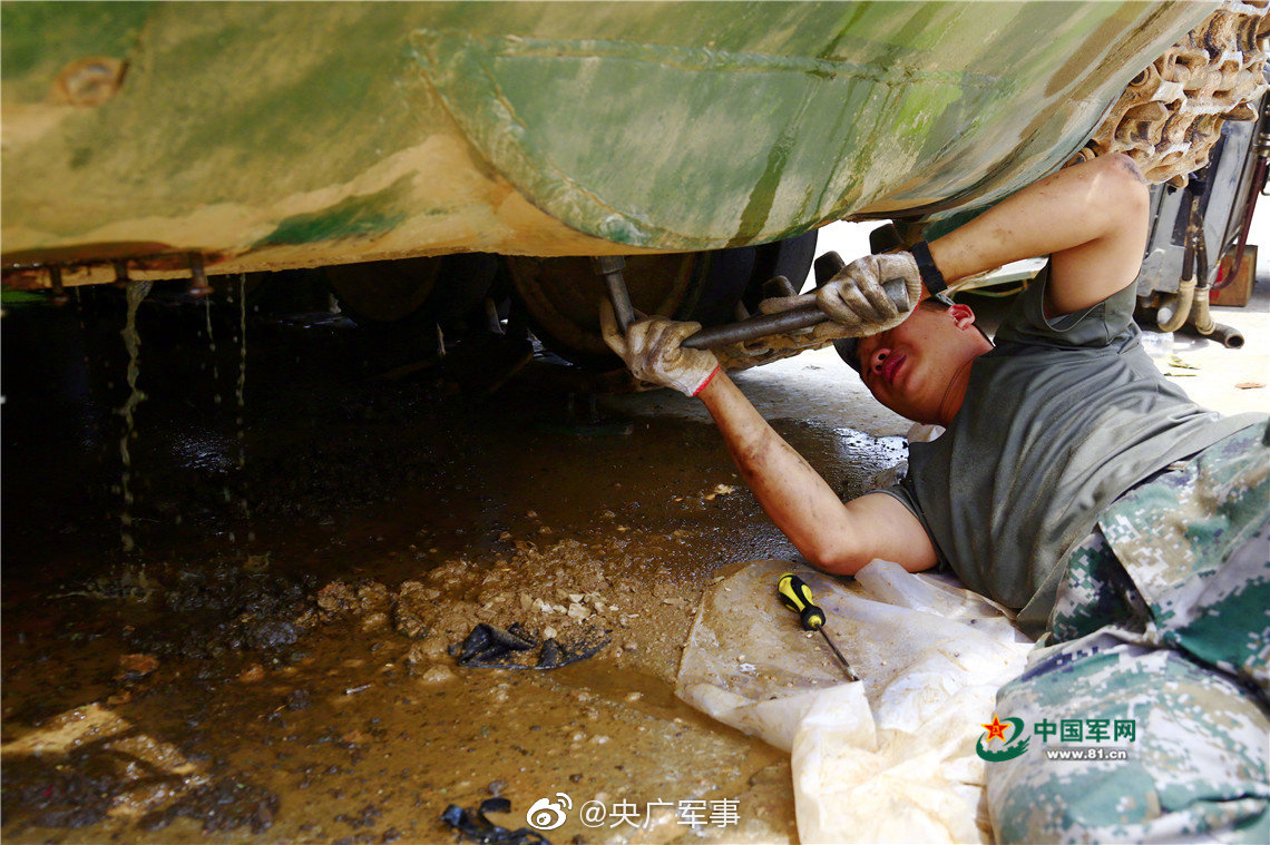 兵哥哥的夏天打开方式丨给装甲洗澡|钢铁|中国军网|机械师_新浪新闻