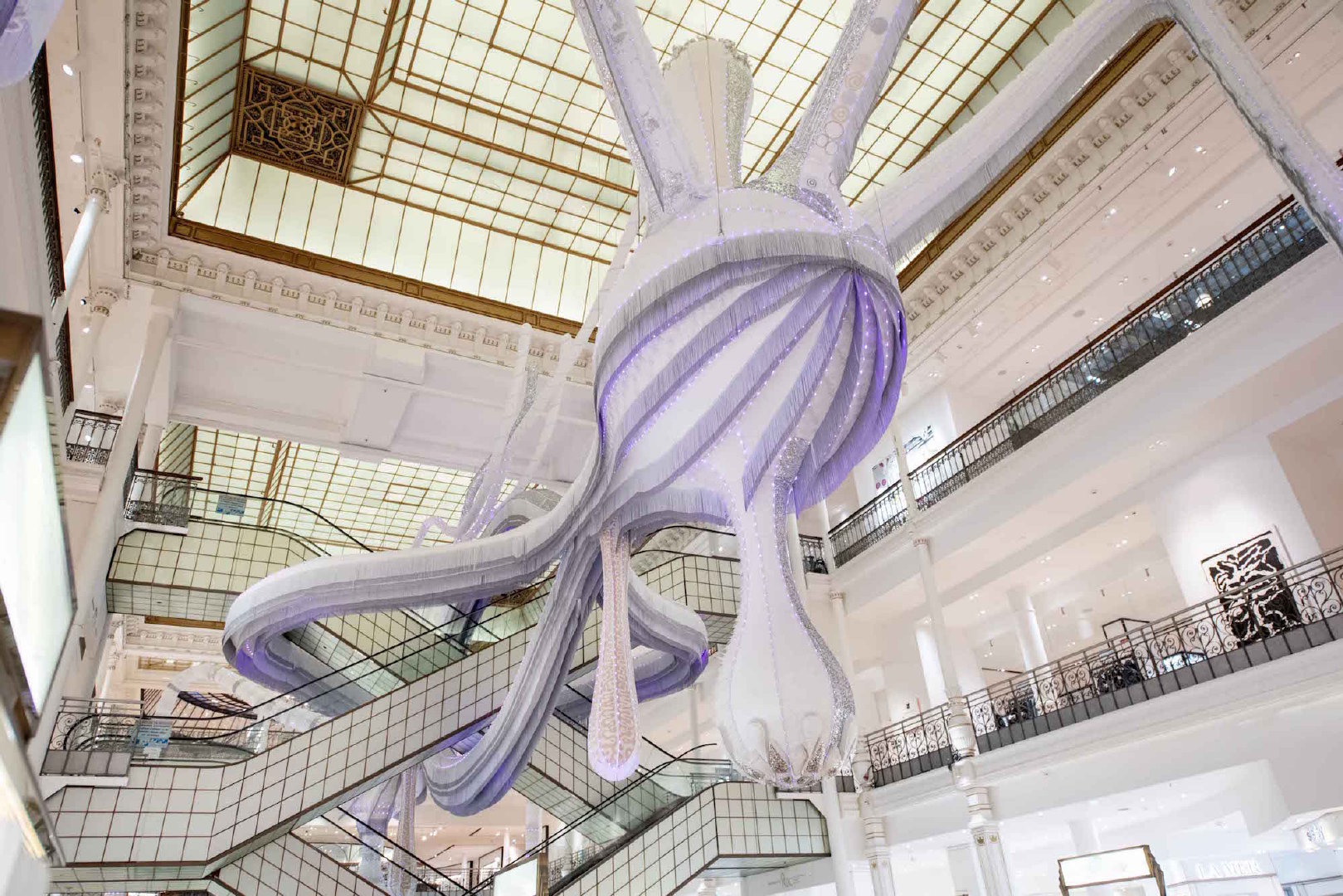 艺术家joanavasconcelos为法国lebonmarche商店创作的大型充气