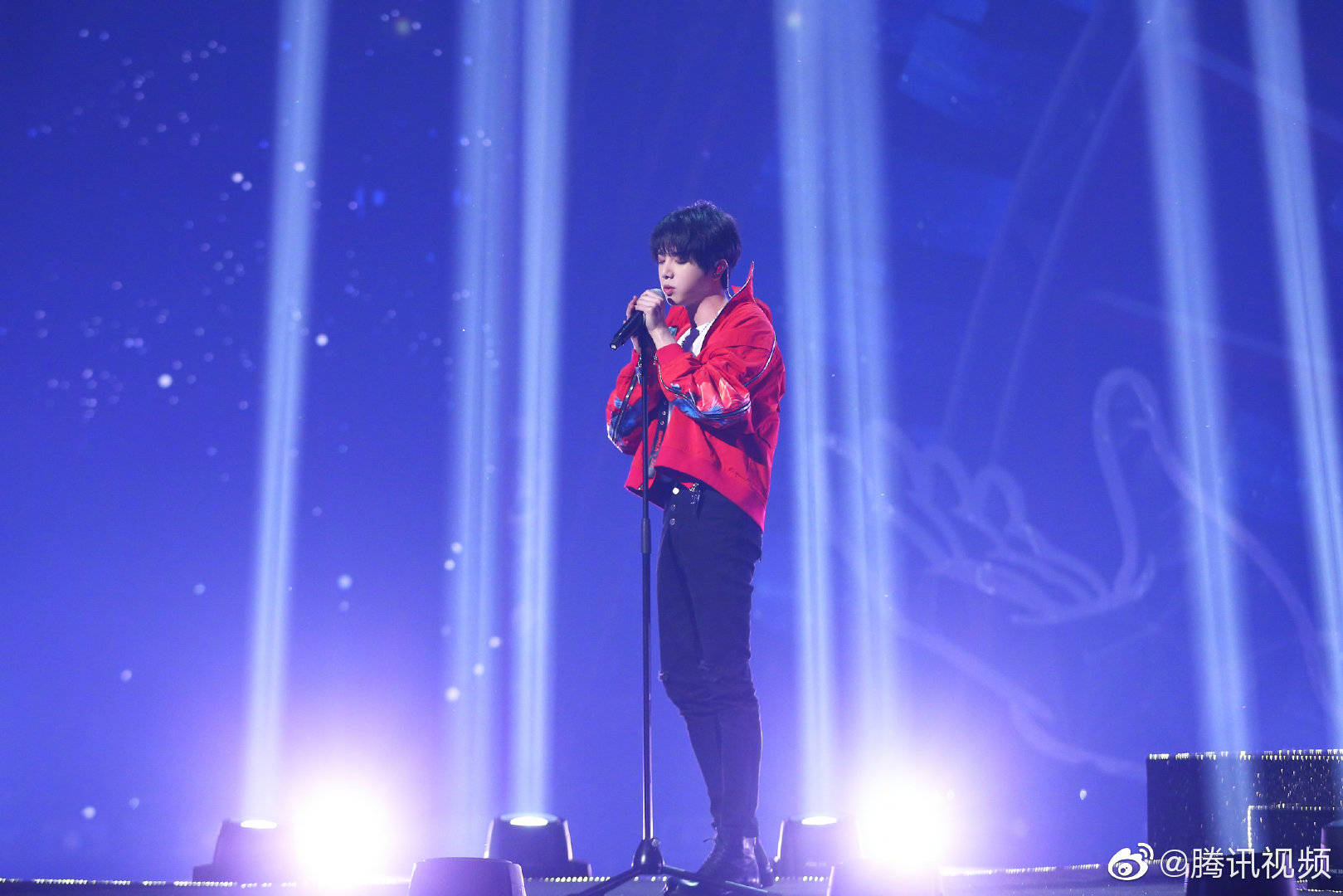 上立麦 弹钢琴的歌手花～ps 拿着拖把唱歌也是过于可爱了@华晨宇yu