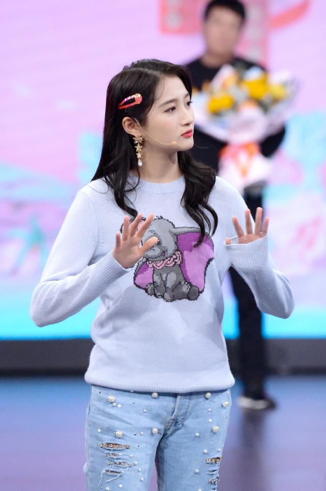 关晓彤真只有173穿破洞牛仔裤配帆布鞋身高与父亲没区别