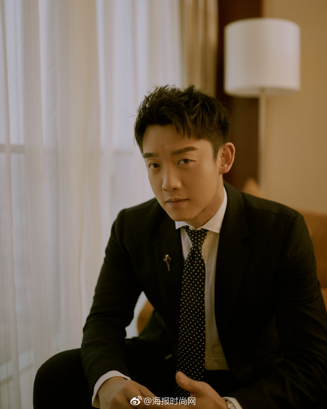 演员@郑恺 帅气亮相活动,一袭@zegna杰尼亚官方微博 黑灰色西装