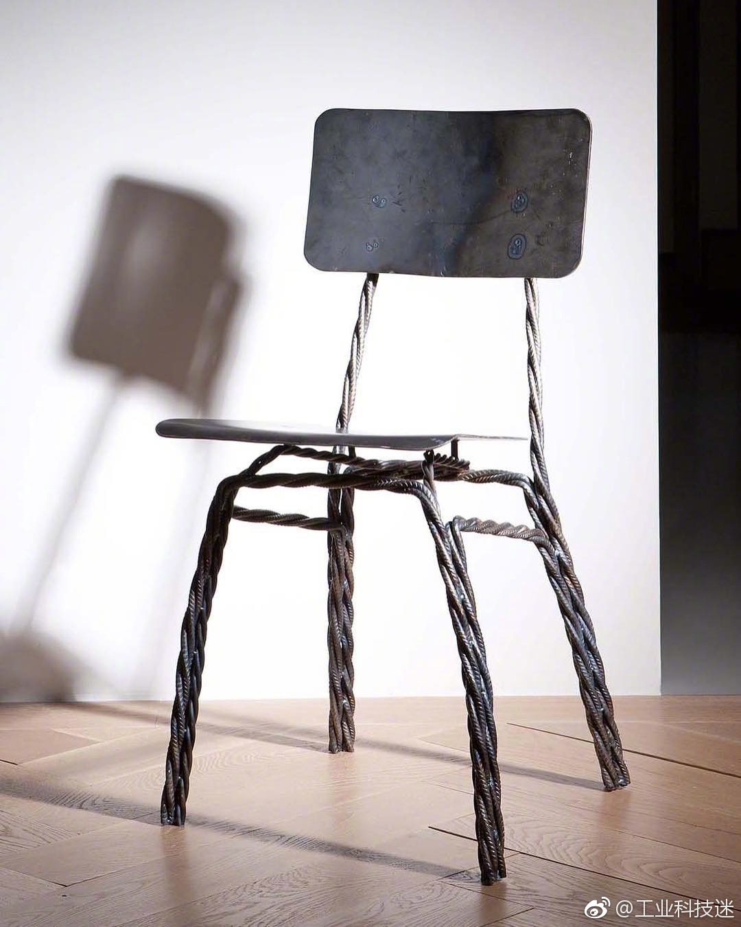 每天打开微博的我,最喜欢和大家分享创意的设计,硬核钢铁椅子!