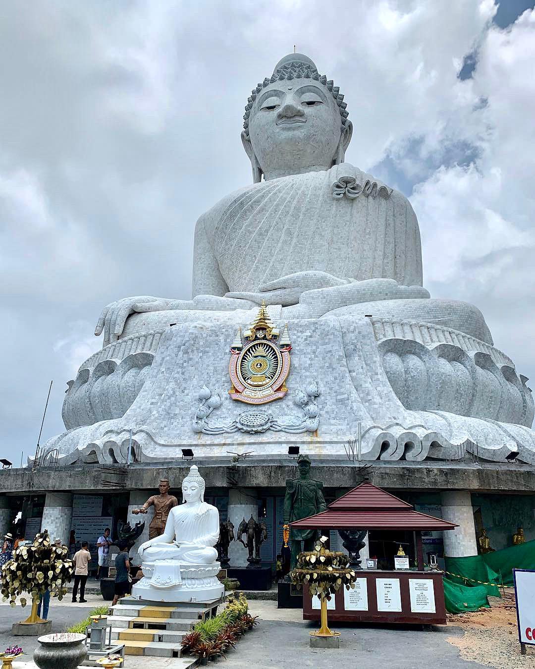 乐福晒出在普吉岛大佛前的标准游客照有同款游客照的粉丝嘛