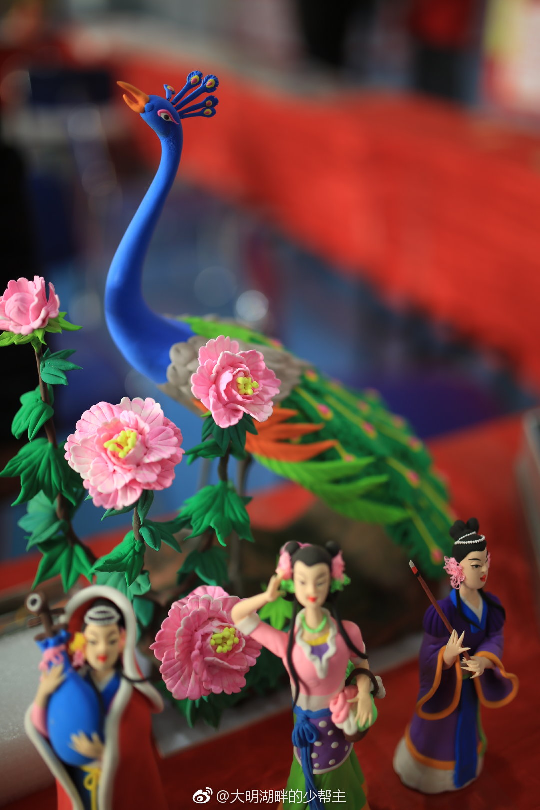 在济南电视台年货会上,一件猪八戒背媳妇的面塑吸引了大家的注意