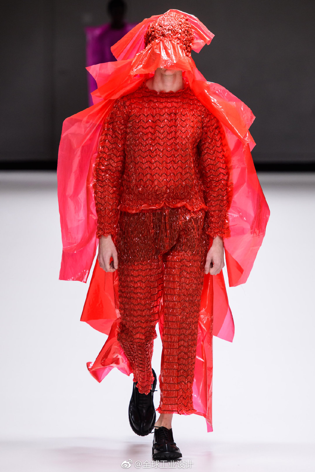新材料在服装设计上的应用——伦敦时装周新趋势