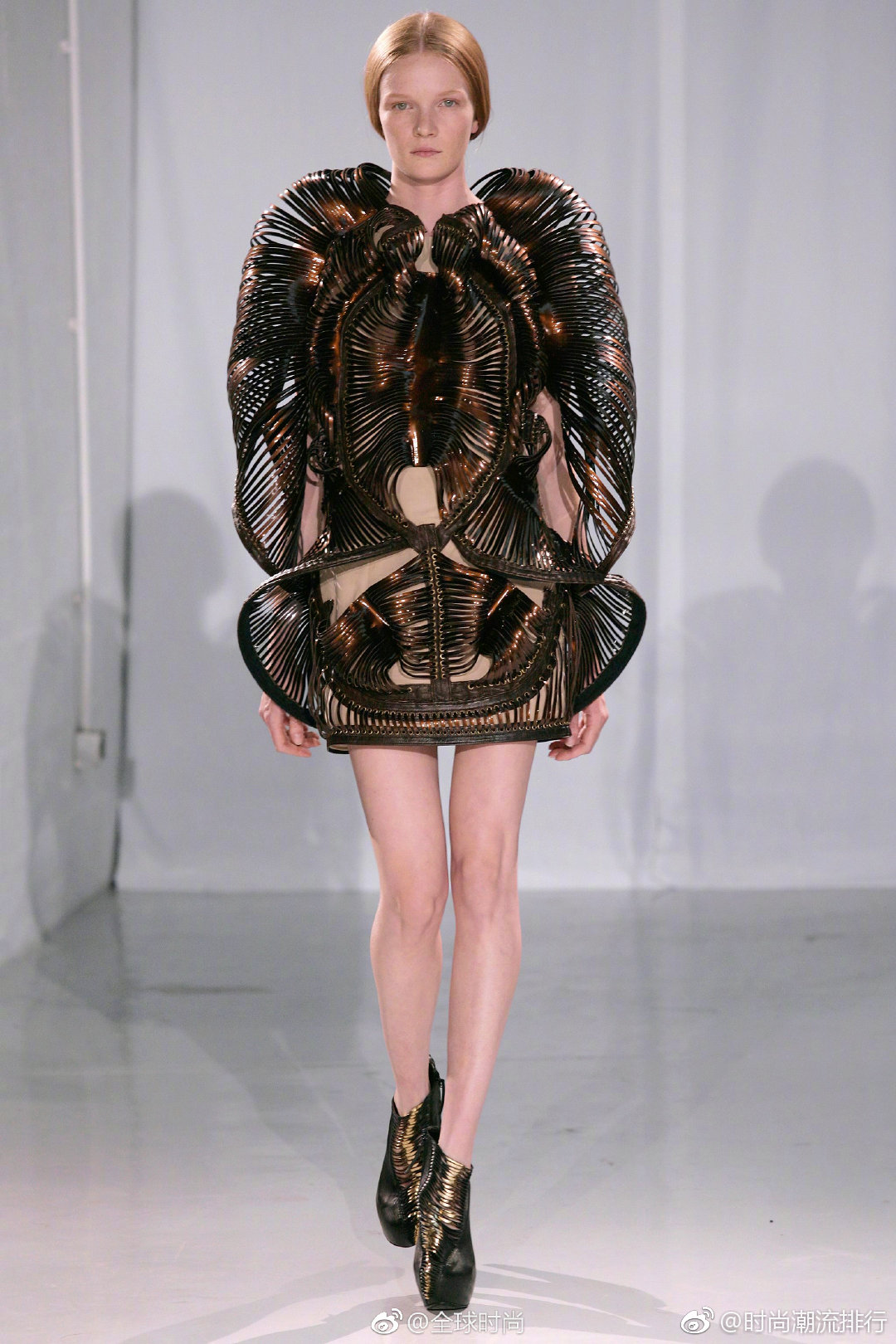 irisvanherpen2011秋冬高级定制系列Ⅰ很经典的骨感美