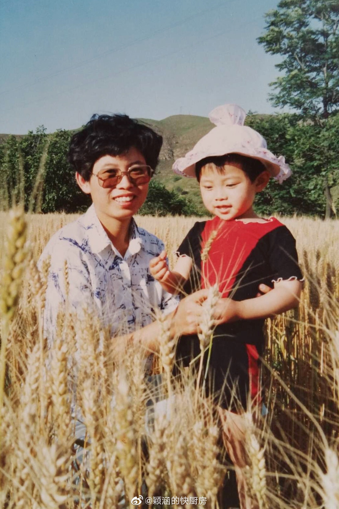 翻了翻老照片,我小时候是这个样子滴,变化大么明天就是母亲节了