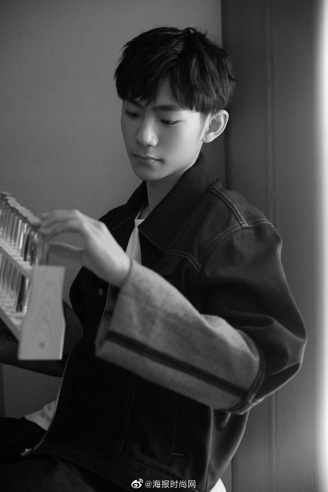演员刘家祎身着廓形牛仔外套内搭简洁白t出席活动时尚不失活力