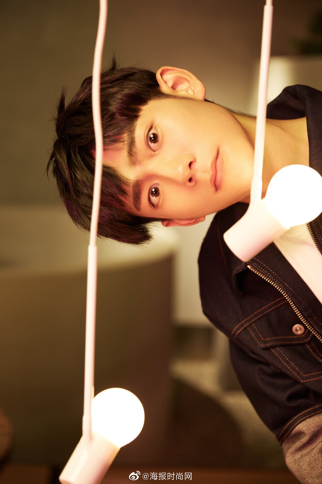 演员刘家祎身着廓形牛仔外套内搭简洁白t出席活动时尚不失活力