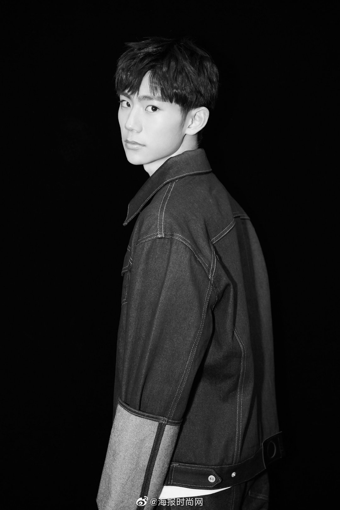 演员刘家祎身着廓形牛仔外套内搭简洁白t出席活动时尚不失活力