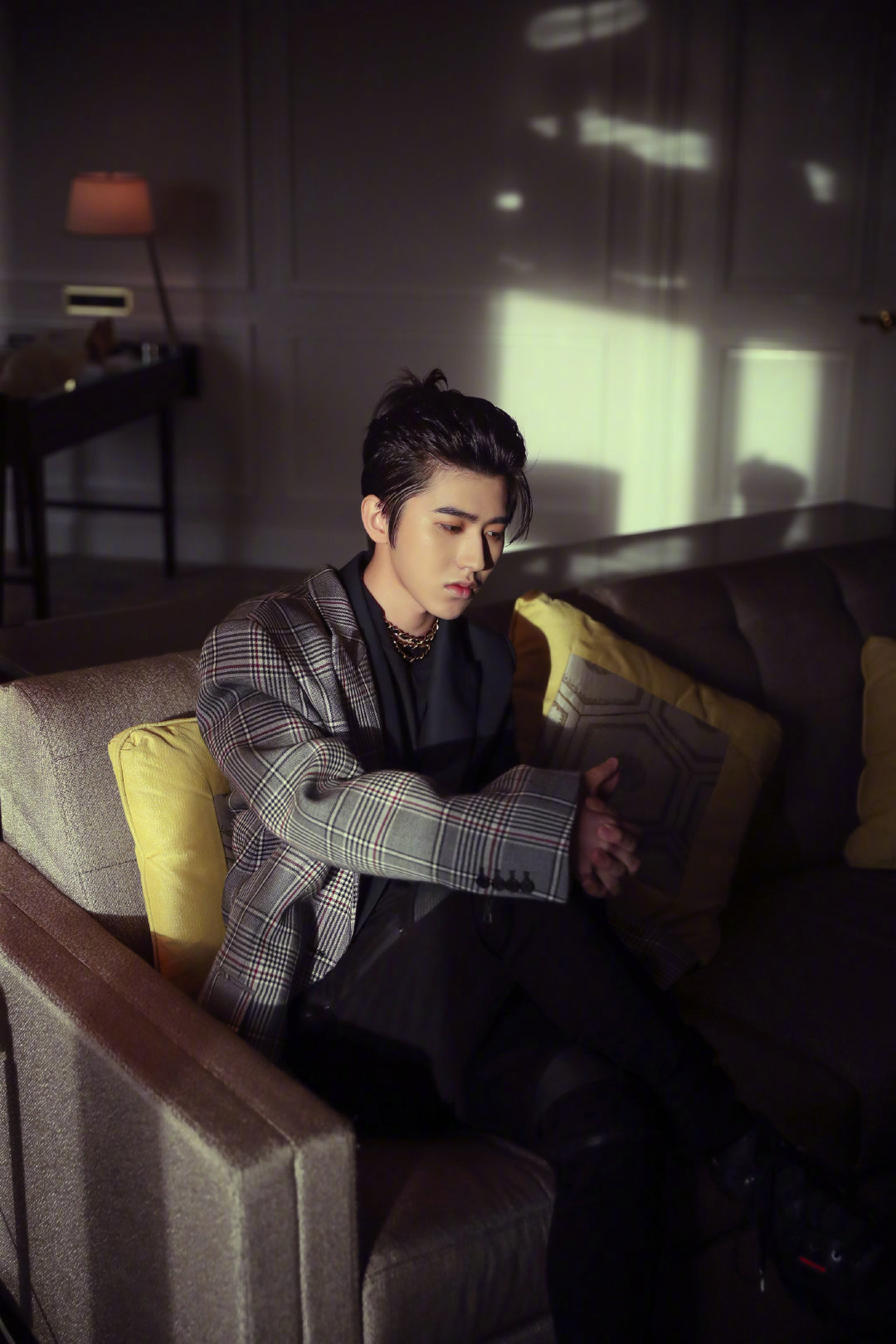 蔡徐坤苹果头造型完全是另一种感觉吧,有点像贵族公子哥