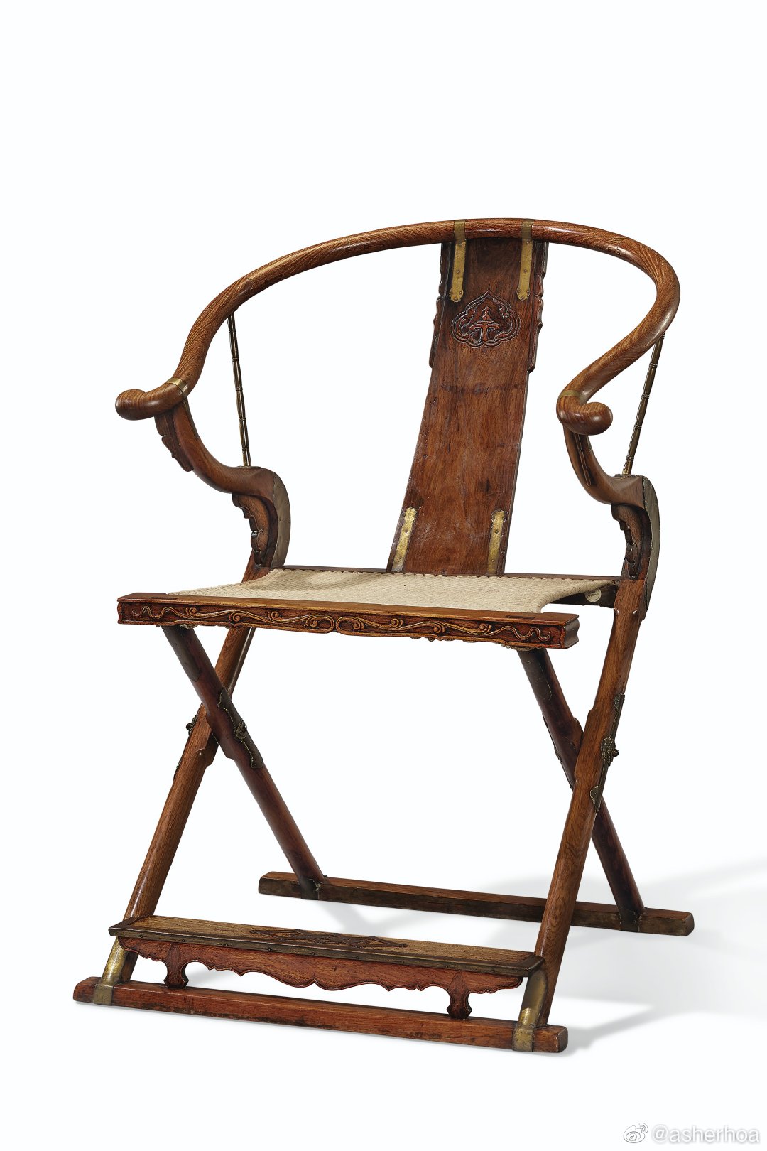 这件来自我国的十七世纪黄花梨圆后背交椅