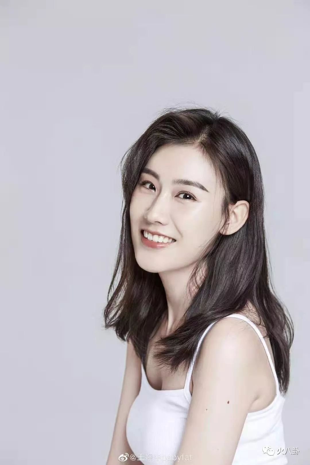 王婉中秋分海报美出新风格百科人气榜第六路人缘爆棚