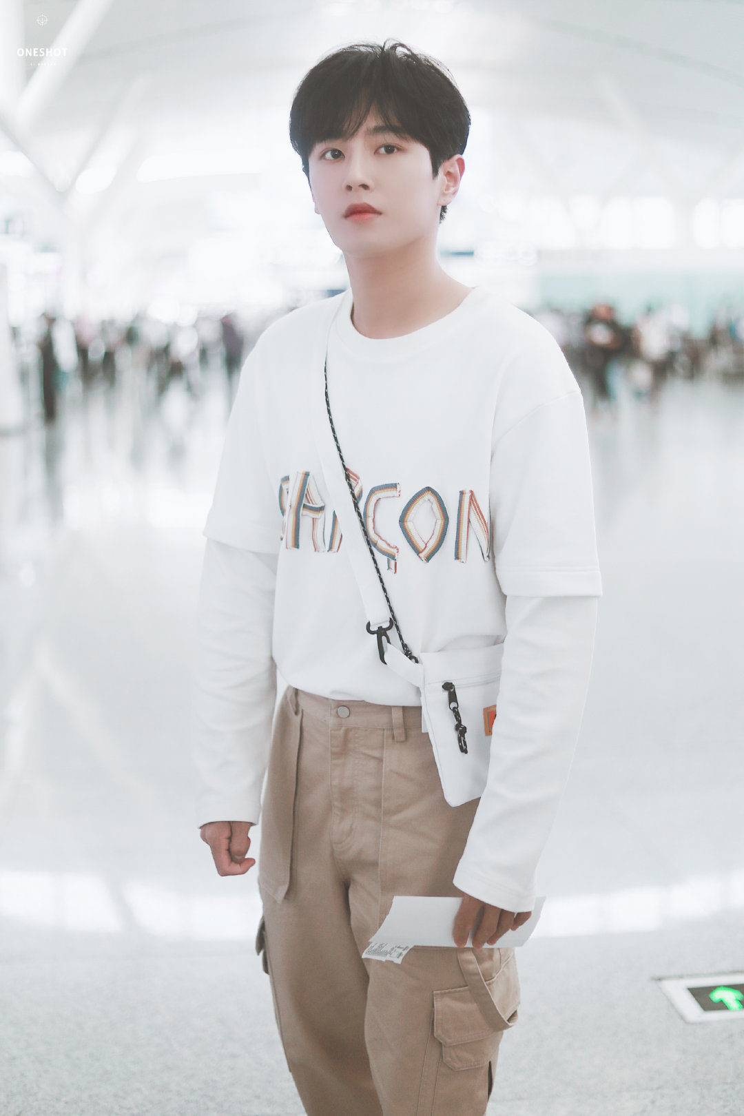 李汶翰机场饭拍 南昌青岛白色上衣 卡其色工装裤 白色小挎包今