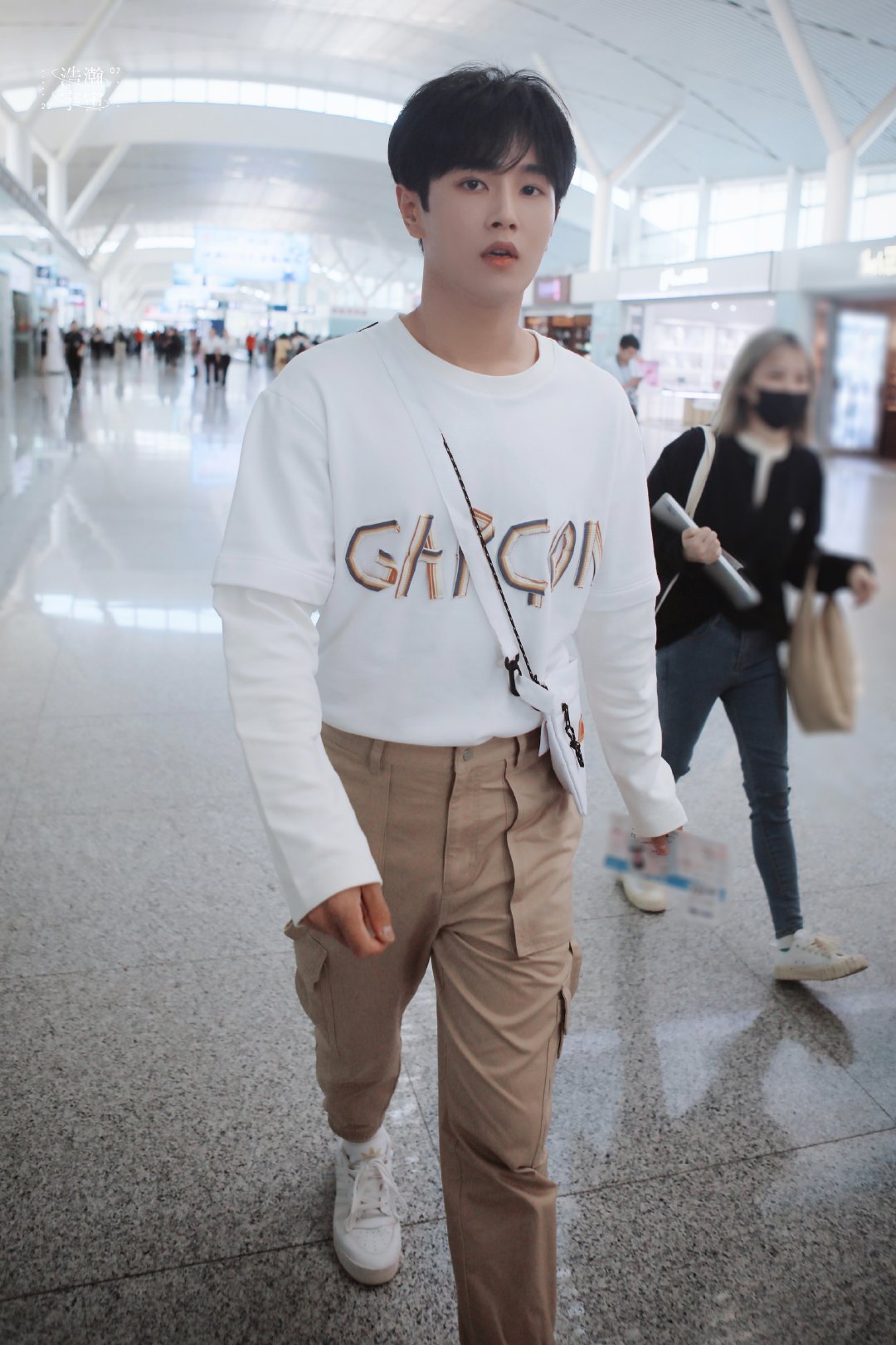 李汶翰机场饭拍 南昌青岛白色上衣 卡其色工装裤 白色小挎包今