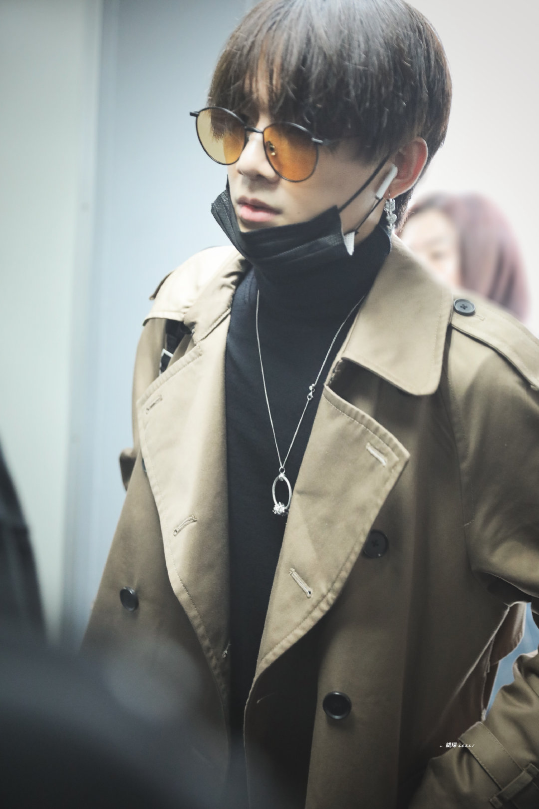 姚琛机场饭拍成都出发卡其色风衣黑色高领内搭茶色眼镜秋天来了