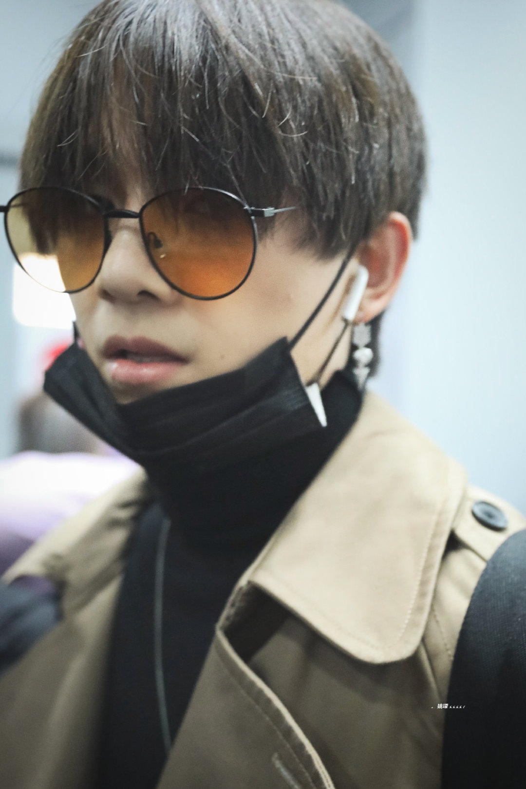 姚琛机场饭拍成都出发卡其色风衣黑色高领内搭茶色眼镜秋天来了