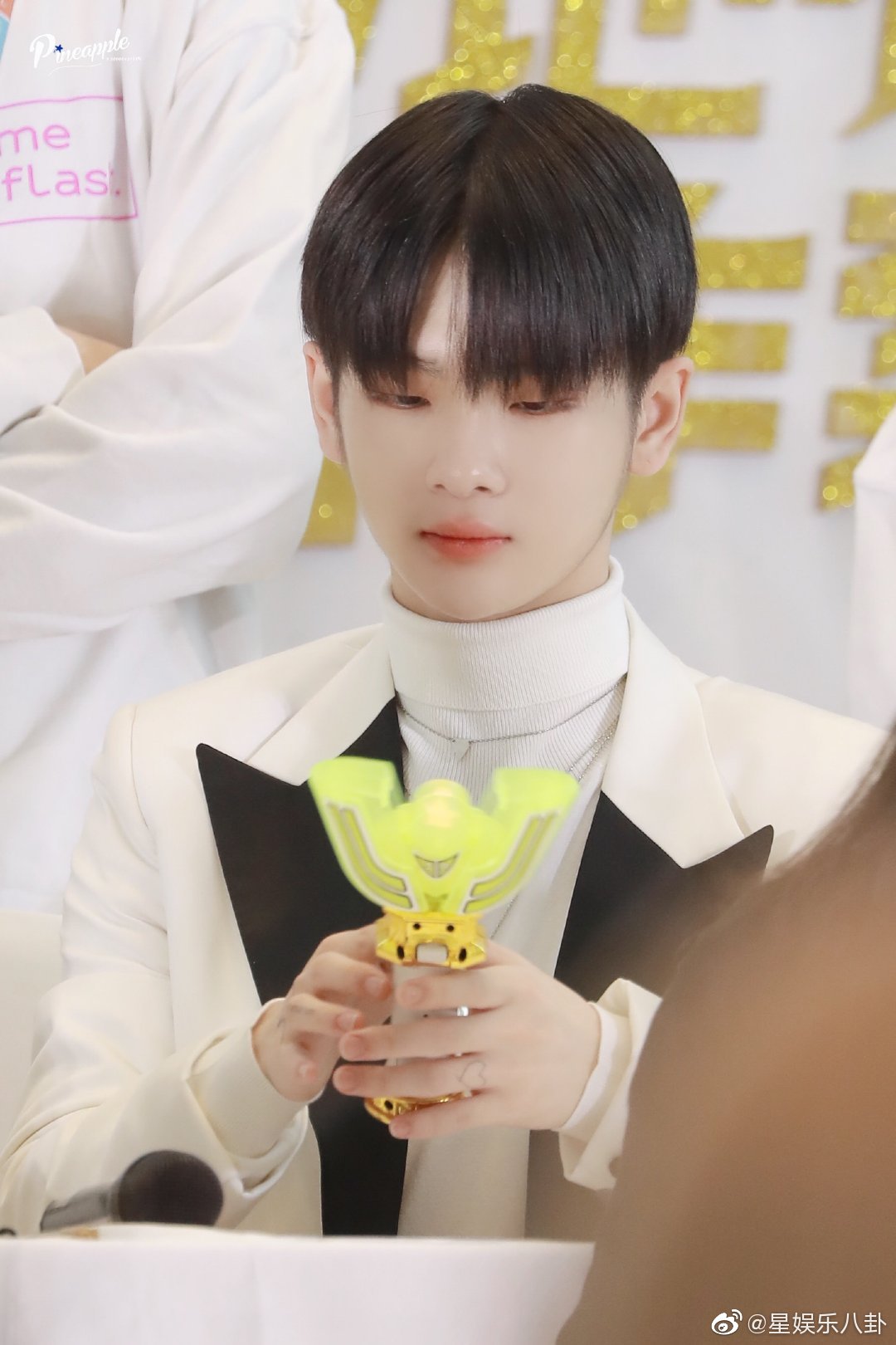 周震南哪吒丸子头 周震南重庆专辑签售会饭拍图