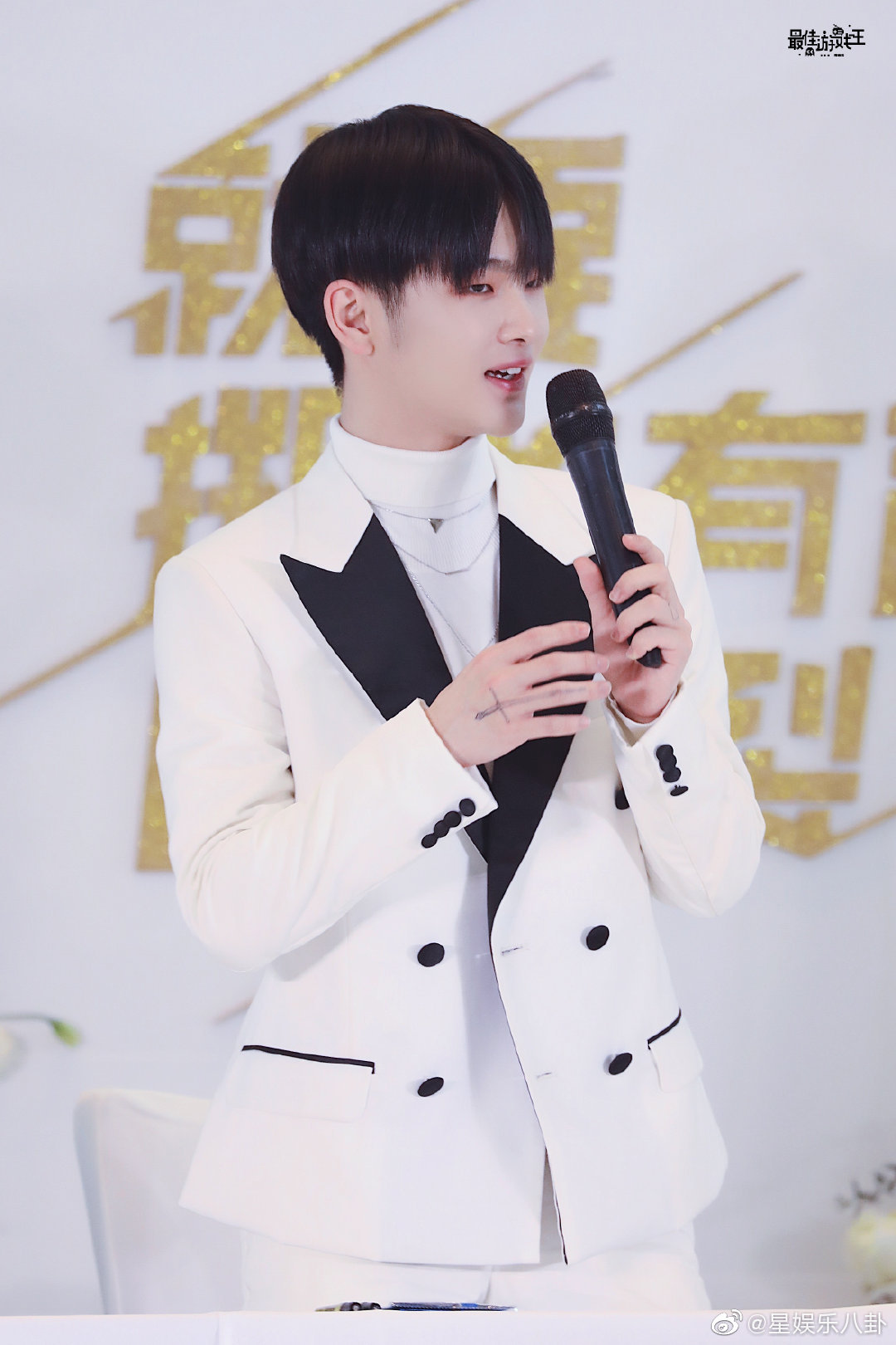 周震南哪吒丸子头 周震南重庆专辑签售会饭拍图