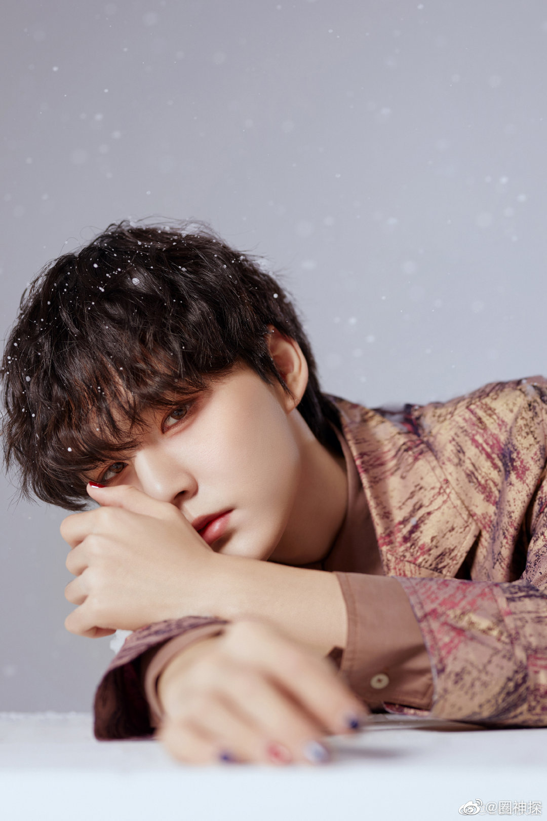 有人偶遇乐华娱乐艺人李权哲和女友逛街醒醒 你家房子塌了__财经头条