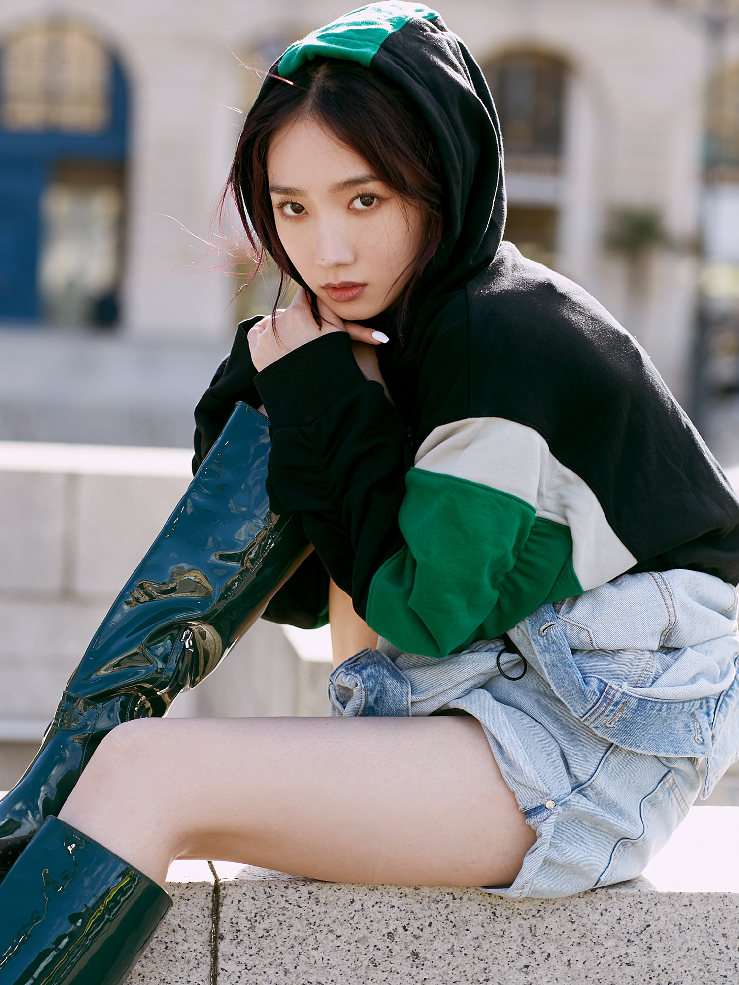 70太平鸟身穿slytherin廓形拼色卫衣魔法少女岐现身巴黎