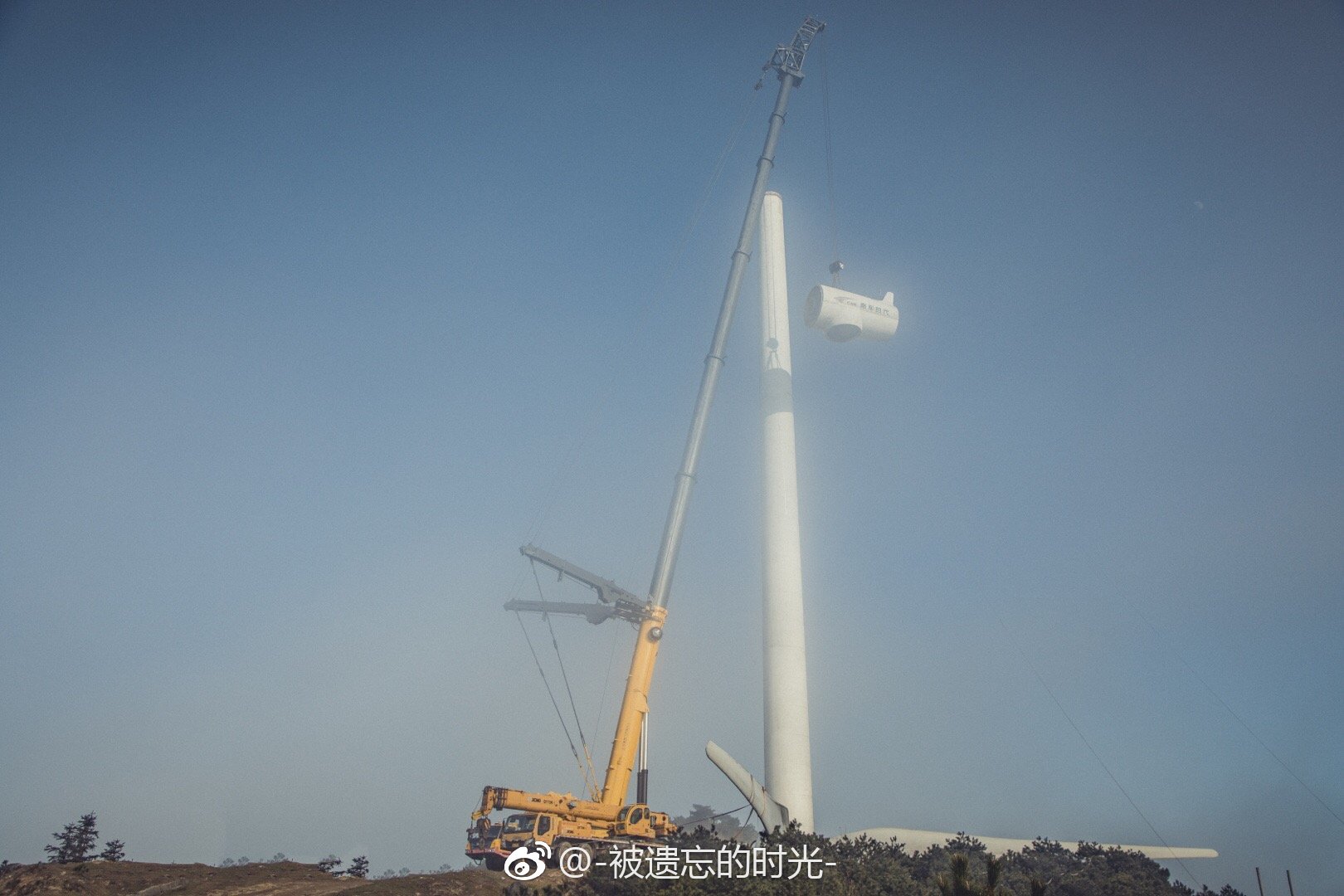 巨大的风叶在风中缓缓转动出优美的弧线第一次和漫山的风车一起过年