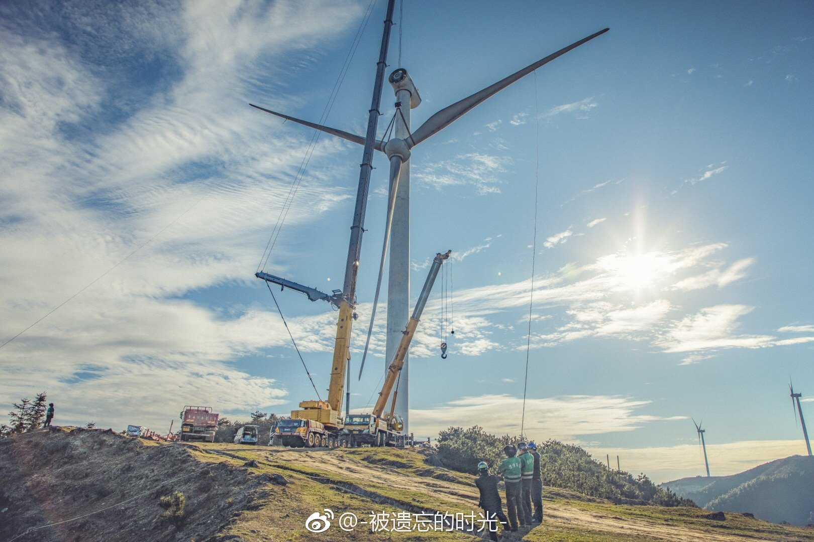 巨大的风叶在风中缓缓转动出优美的弧线第一次和漫山的风车一起过年